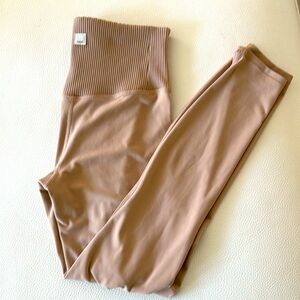 Vuori nude color leggings . Soft , flattering fit . Fabulous condition xs
